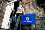 De kunne godt bruge mere tid og flere kolleger, men generelt er socialrådgiverne Jannie Bossow (forrest) og Jeanna Alring glade for deres arbejde. De oplever, at de gør en forskel. Foto: Morten Langkilde 