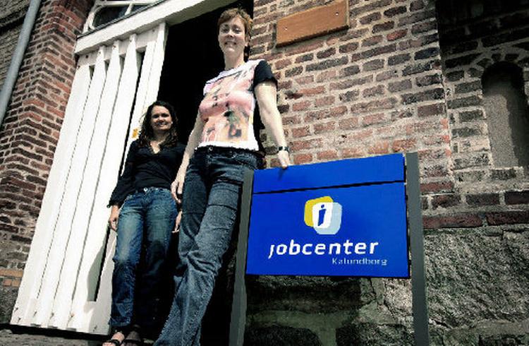 De kunne godt bruge mere tid og flere kolleger, men generelt er socialrådgiverne Jannie Bossow (forrest) og Jeanna Alring glade for deres arbejde. De oplever, at de gør en forskel. Foto: Morten Langkilde 