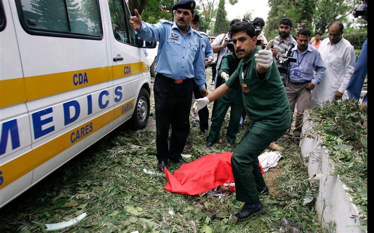 Politi og redningsfolk har bjærget flere lig fra området foran den danske ambassade i Islamabad. 