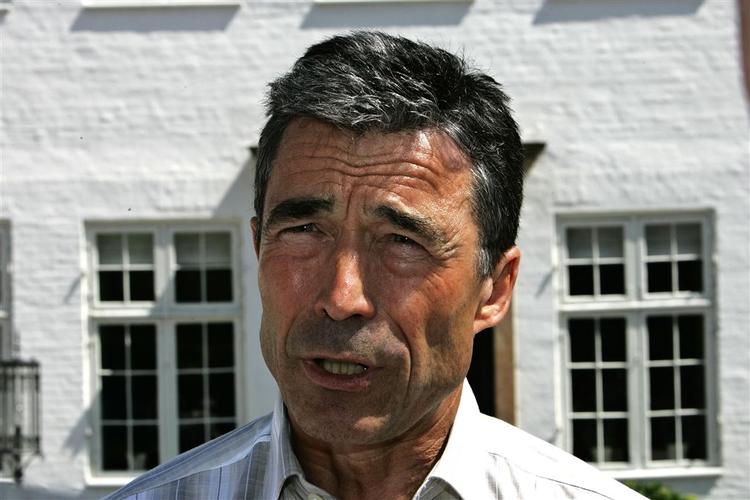 Statsminister Anders Fogh Rasmussen kommenterer angrebet på den danske ambassade fra statsministerboliger på Marienborg. 