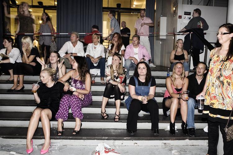 Den store 90'er-fest blev en varm og tør omgang for mange gæster. Dertil kom to strømafbrud. 