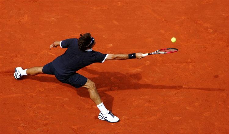 Roger Federer strækker sig efter bolden. Men schweizeren slog sig rimelig problemfrit videre til kvartfinalen i French Open. 