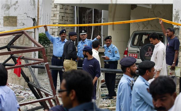 Politiet i Islamabad er i gang med at efterforske, hvad der skete, da en bilbombe i går eksploderede foran den danske ambassade. 