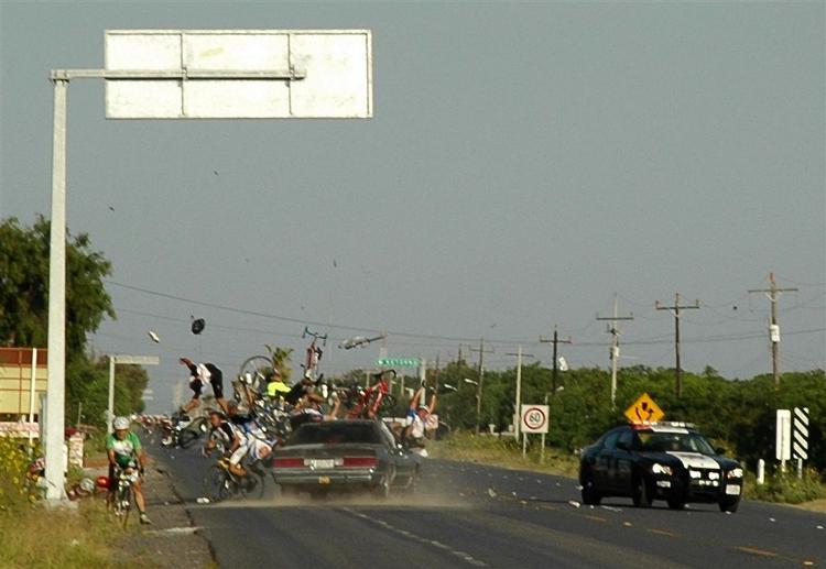 En fuld 28-årig amerikaner bragede ind i et hold cykelryttere på en afspærret rute i Mexico og dræbte én  søndag morgen. 