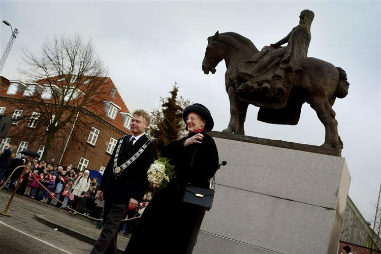Bjørn Dahl (tv.), der er Roskilde Kommunes viceborgmester og formand for Venstres byrådsgruppe, er blevet sigtet for spirituskørsel. Her ses han sammen med Dronning Margrethe i 2006, hvor Bjørn Dahl endnu var borgmester i kommunen. 