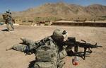 En amerikansk soldat på job i Afghanistan. Han skal have forstærkning, mener afgående Nato-chef. 