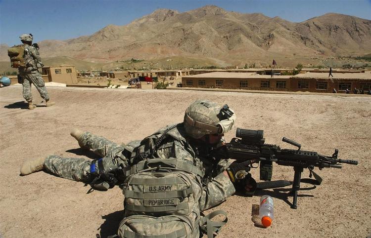 En amerikansk soldat på job i Afghanistan. Han skal have forstærkning, mener afgående Nato-chef. 