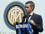 Jose Mourinho med Inter-trøjen, da porugiseren blev præsenteret som træner i storklubben. Arkivfoto. 