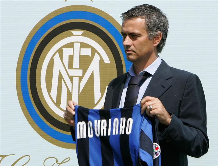 Jose Mourinho med Inter-trøjen, da porugiseren blev præsenteret som træner i storklubben. Arkivfoto. 