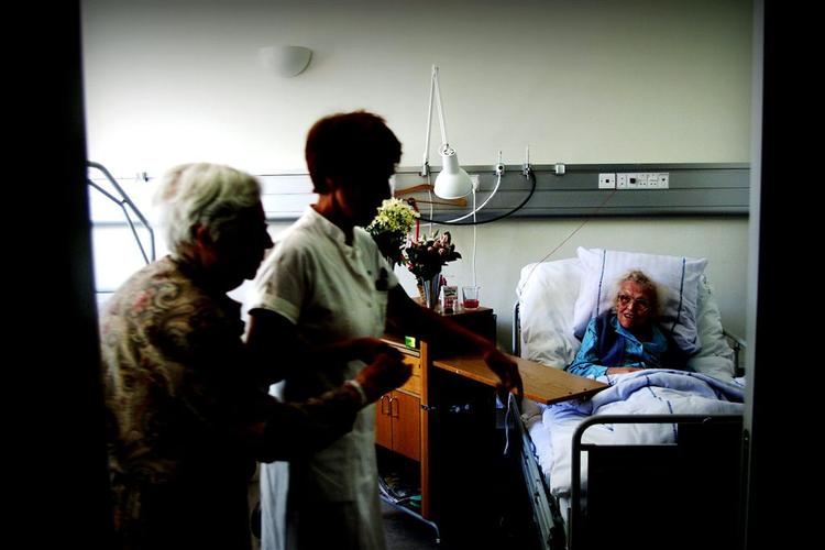 Det kan gå galt for en patient under indlæggelsen, men faktisk er risikoen for det ikke større i Danmark end i de fleste andre lande. 