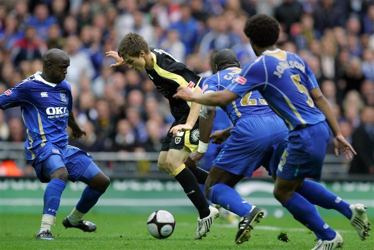 Cardiff nåede til FA Cup-finalen i sidste måned, men tabte til Portsmouth. Portsmouth-spillerne - her fire styks - blev dog sat på arbejde af den måske  kommende Manchester United-spiller Aaron Ramsey. 