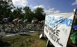 Tourfeltet passerer under løbet 2007 et banner, hvor der står: 'Tour de France er godt. Uden doping er det bedre.' Arkivfoto. 