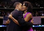 Barack og Michelle Obama kunne kramme løs i Minnesota, da nomineringen endelig kom helt i hus. 