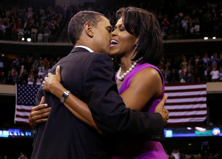 Barack og Michelle Obama kunne kramme løs i Minnesota, da nomineringen endelig kom helt i hus. 