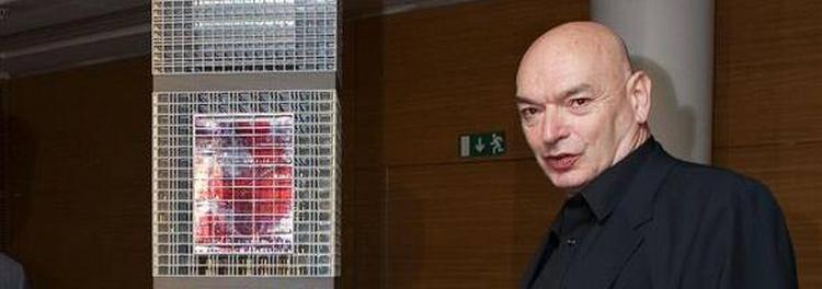 Arkitekten Jean Nouvel ved siden af en model af Paris´ny Signal Tower. 