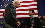 John McCain (t.v.) sammen med manden, mange spår, bliver hans vicepræsidentkandidat: Louisiana-guvernør Bobby Jindal. 