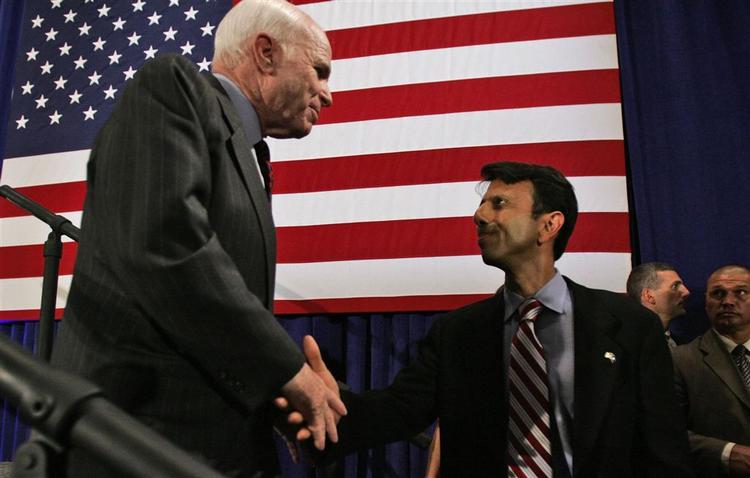 John McCain (t.v.) sammen med manden, mange spår, bliver hans vicepræsidentkandidat: Louisiana-guvernør Bobby Jindal. 