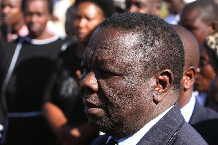 Morgan Tsvangirai har tidligere udtrykt frygt for, at Mugabes regime ville ham til livs. Her ses han til begravelsen af en politisk aktivist, som blev dræbt i maj. 