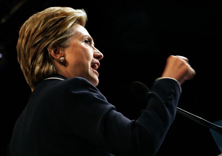 Hillary Clinton trækker officielt sit kandidatur som Demokraternes præsidentkandidat på lørdag, siger hendes rådgiver. 
