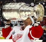 Detroit Red Wings målmand Dominik Hasek kysser pokalen efter sejren i Stanley Cup. 
