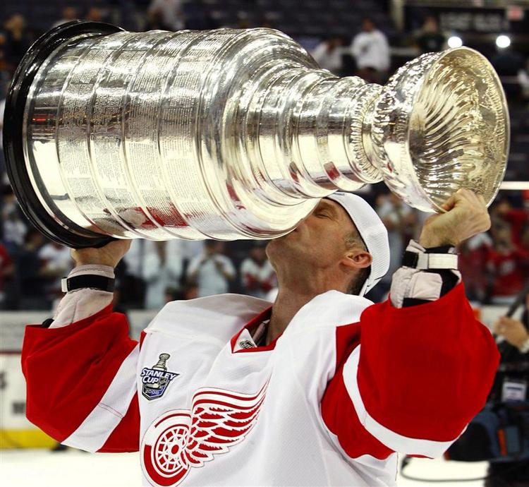 Detroit Red Wings målmand Dominik Hasek kysser pokalen efter sejren i Stanley Cup. 