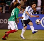 Lionel Messi (til højre) i nærkamp med Mexicos Andres Guardado. 