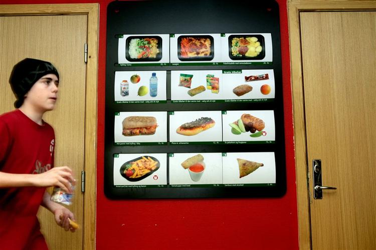 Skolemadsfirmaet 123's menu på en skole i Vejle. Men 123 har svært ved at overleve på at sælge sund mad, når kommunerne ikke vil betale prisen, siger firmaets direktør. Arkiv 