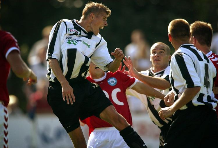 Et billede fra 2002 da Køge var i Superligaen. Nu forsøger klubben at gå sammen med rivalerne fra Herfølge for at komme tilbage i den bedste række. 