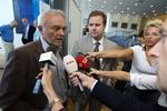 Kommunernes Landsforenings forhandler, Mads Lebech (i midten) vil ikke give mere end 12,8 procent i lønstigning, men lokker med »masser af goder« inden for rammen. Den kan BUPL's  formand, Henning Pedersen, så tygge over til på lørdag. 