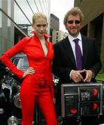 Bogens forfatter Sebastian Faulks sammen med modellen Tuuli Shipster og en kuffert med den ny roman. 