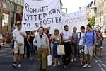 Modstandere af Ungdomshuset demonstrerede grundlovsdag med flamingo-brosten, bannere og megafoner. Demonstranterne er vrede over, at brugerne af det gamle Ungdomshus, nu har fået tildelt et nyt hus på Dortheavej i Nordvestkvarteret. 