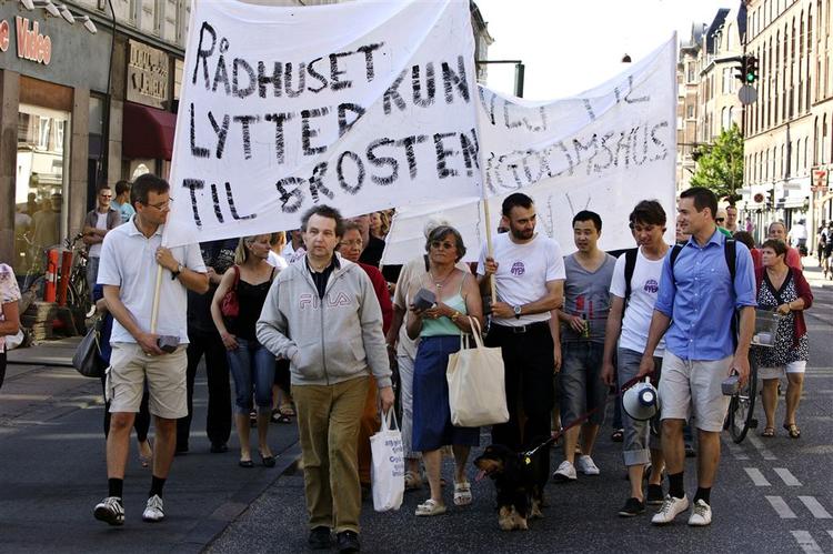 Modstandere af Ungdomshuset demonstrerede grundlovsdag med flamingo-brosten, bannere og megafoner. Demonstranterne er vrede over, at brugerne af det gamle Ungdomshus, nu har fået tildelt et nyt hus på Dortheavej i Nordvestkvarteret. 