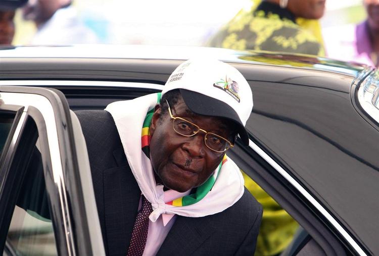 Arkivfoto af Zimbabwes leder Robert Mugabe fra februar i år, da han fyldte 84 og blev fejret med stor officiel festivitas. 