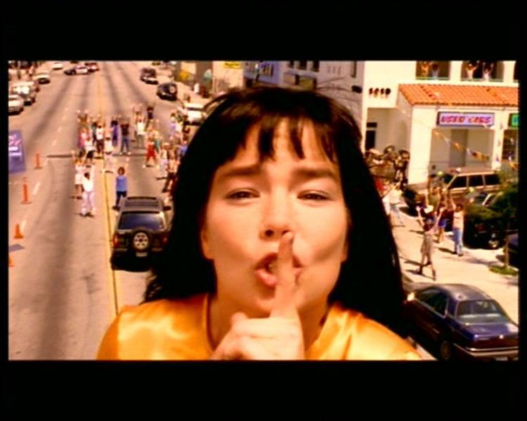 Spike Jonze: Video til Björks "It's Oh So Quit". 