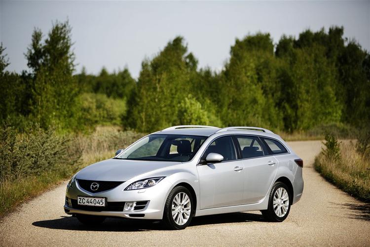 DEN RUMMELIGE. Mazda 6 fås i tre karosseriformer: Firedørs sedan, femdørs hatchcack og (som her) stationcar. Det er en bil med mange praktiske finesser. 