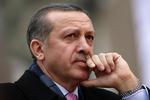 Den tyrkiske premierminister Tayyip Erdogan har fået noget at tænke over, efter at hans lov, der ville tillade kvinder at gå med tørklæde på universiteterne, er blevet underkendt. 