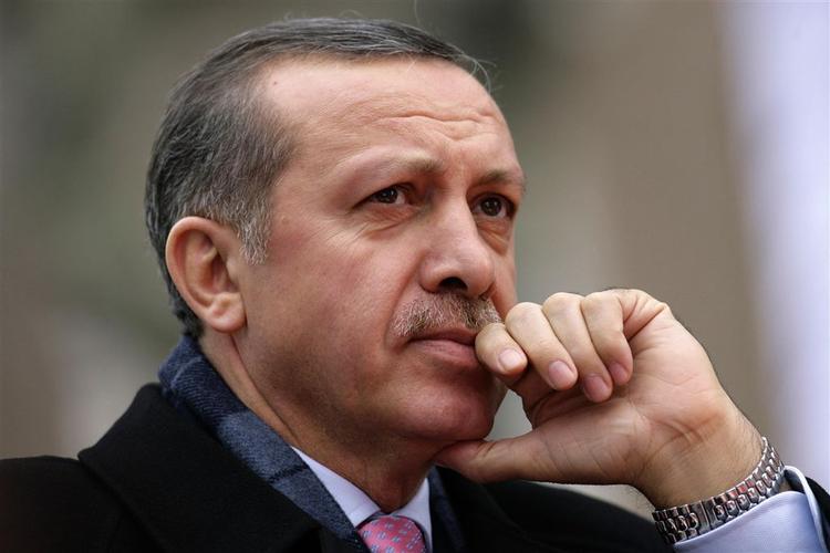 Den tyrkiske premierminister Tayyip Erdogan har fået noget at tænke over, efter at hans lov, der ville tillade kvinder at gå med tørklæde på universiteterne, er blevet underkendt. 