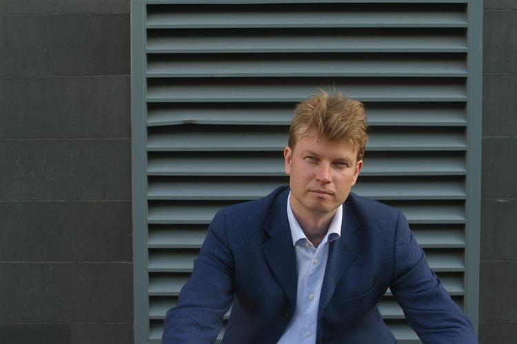 Oprindelig er han uddannet på kontrabas, DR Radiosymfoniorkesterets nye chef, Ole Bækhøj. 
