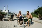 Amagerværket og områdets øvrige  siloer gør det ud for palmerne i Copenhagen Cable Park, hvor man kan puste ud med cafémad i sandet efter at være blevet trukket rundt på sit surfbræt i havnebassinet. 
