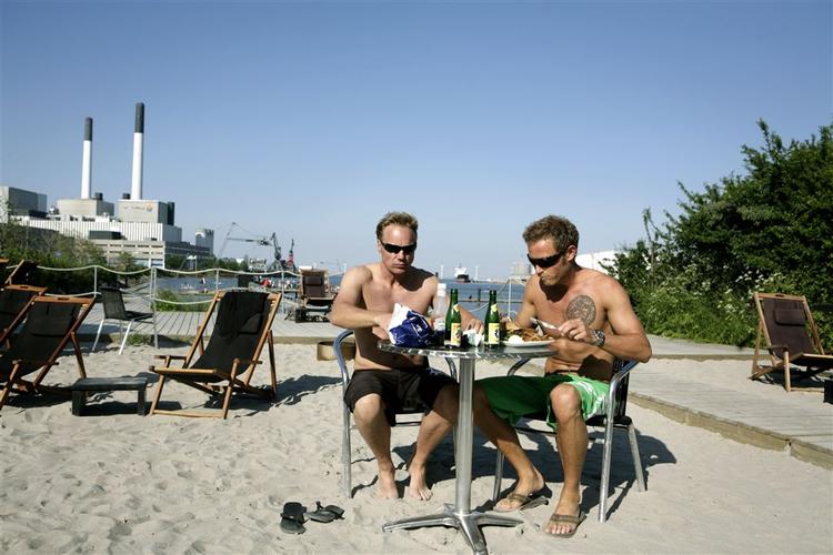 Amagerværket og områdets øvrige  siloer gør det ud for palmerne i Copenhagen Cable Park, hvor man kan puste ud med cafémad i sandet efter at være blevet trukket rundt på sit surfbræt i havnebassinet. 