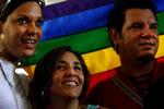 Mariela Castro (i midten) er forkæmper for homoseksuelles rettigheder i Cuba. Her ses hun til fejringen af den internationale dag mod homofobi, som 17. maj blev fejret i Havana for kun anden gang. 