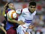 Daniel Alves fra Sevilla (th.). 