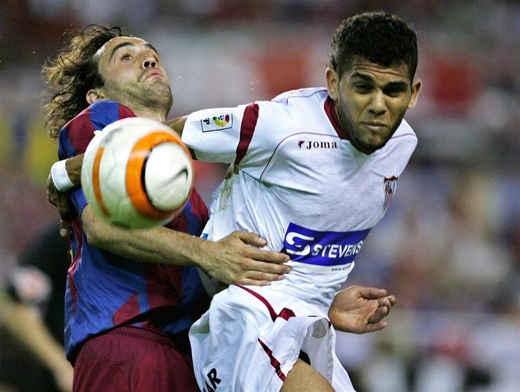 Daniel Alves fra Sevilla (th.). 