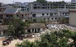 Forældre sørger ved en kollapset skole i Dujiangyan i Sichuan-provinsen. 