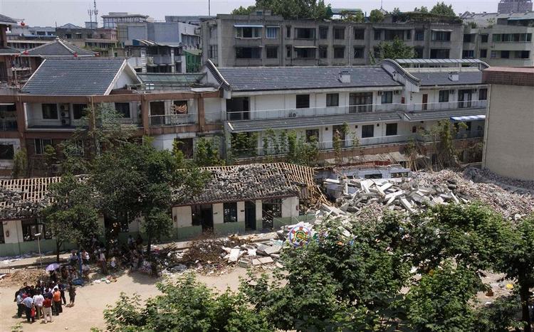 Forældre sørger ved en kollapset skole i Dujiangyan i Sichuan-provinsen. 