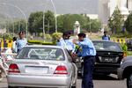 Politiet i Pakistan har skærpet sikkerhedsniveauet efter en bil pakket med sprængstof eksploderede foran den danske ambassade. 
