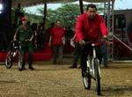 Under sin ugentlige tv-transmitterede optræden kørte præsident Hugo Chavez også en tur på cykel. 