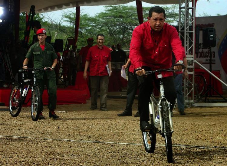 Under sin ugentlige tv-transmitterede optræden kørte præsident Hugo Chavez også en tur på cykel. 