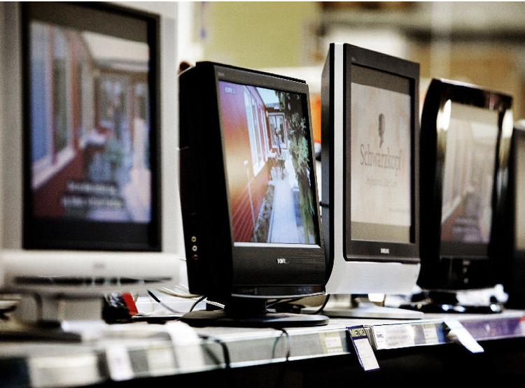 Et kig på apparatet fra en skrå vinkel afslører, om farverne bliver udvaskede eller blåtonede. F¨å butikken til at vise samme tv- program og dvd på en række apparater, så sammenligning bliver lettere. 