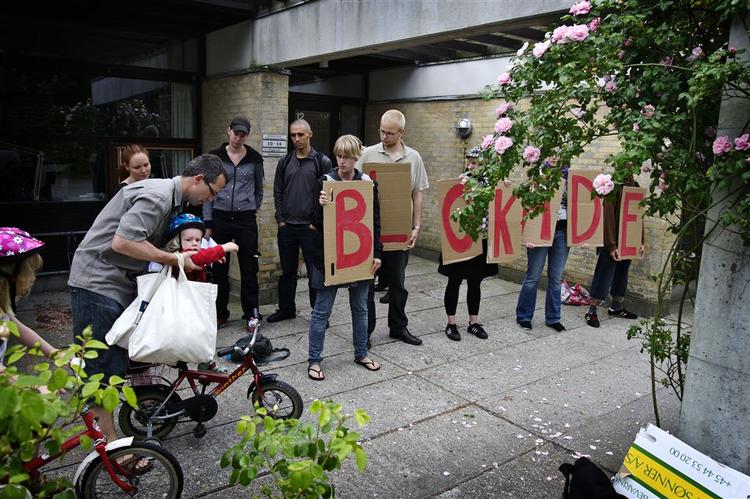 »Det kunne I godt have varslet«, raser Michael Krakauer (til venstre) mod demonstranterne ved Børnehuset i Holte. 